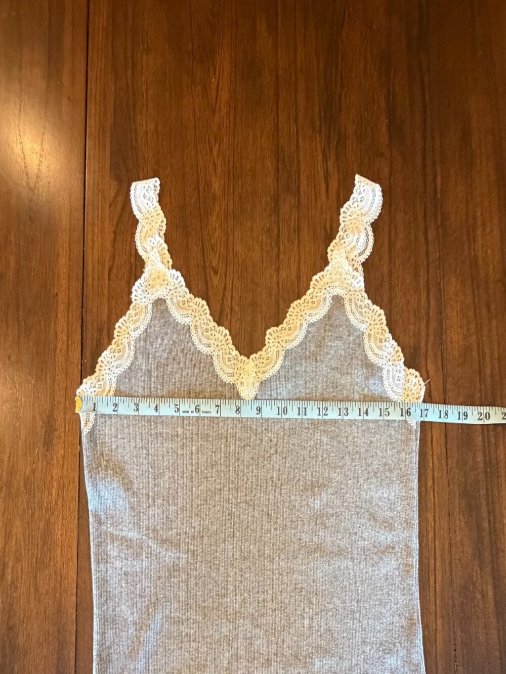 NWT Cream & Gray Scalloped Lace Trim Tank Top Stretch Comfy, Size Large - Picture 9 of 11